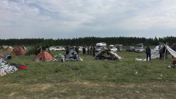 Stixiyniy lager migrantov iz SA v Orenburgskoy oblasti na granitse RF i Kazaxstana - Sputnik O‘zbekiston