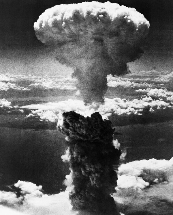 Nagasakida atom bombasi portlashidan so‘ng qo‘ziqorin shaklida bulut hosil bo‘ldi. - Sputnik O‘zbekiston