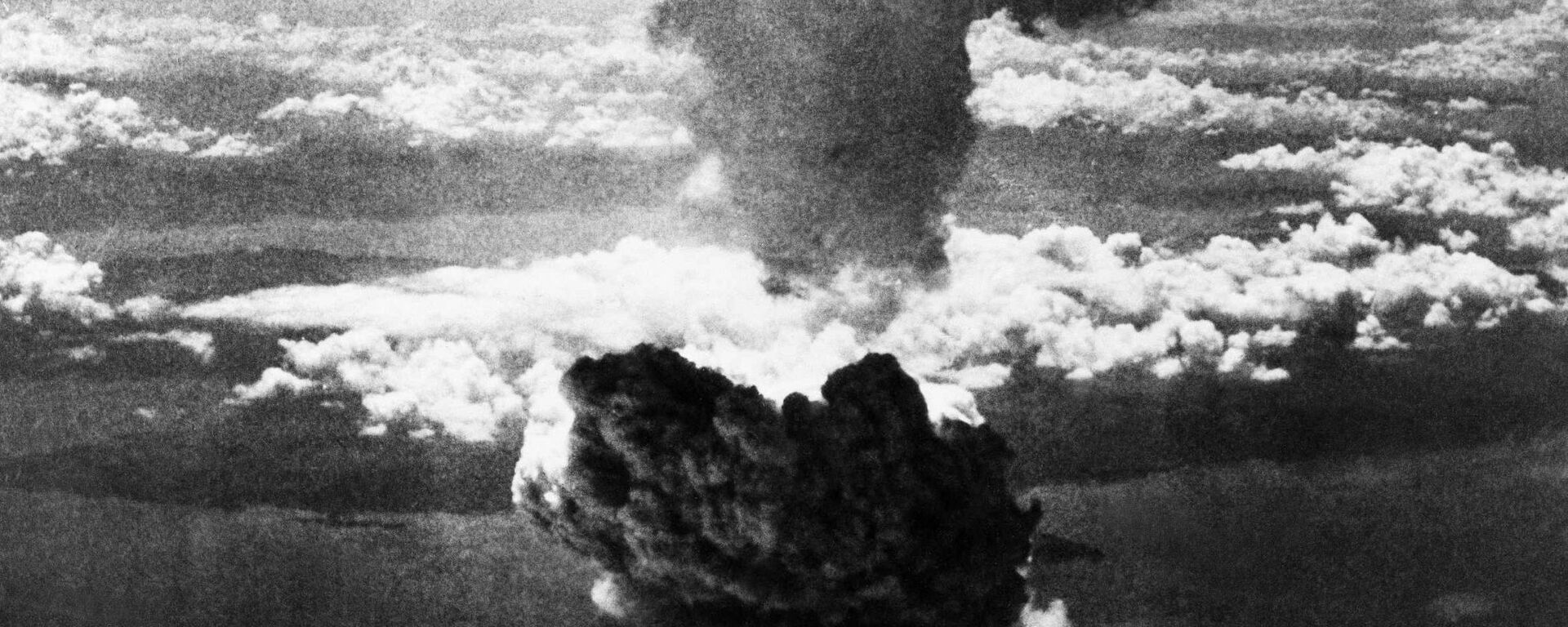 Ядерный гриб после бомбардировки Нагасаки  - Sputnik Ўзбекистон, 1920, 06.08.2022