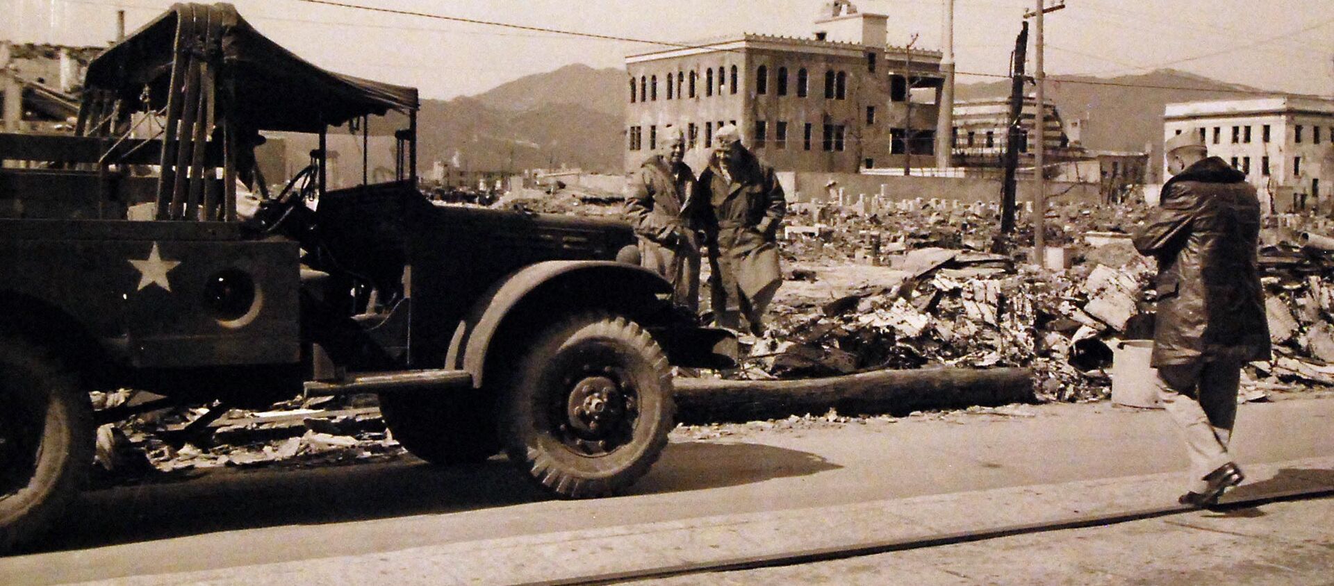 Американские военные на улицах разрушенной Хиросимы после атомных бомбардировок, Япония  - Sputnik Ўзбекистон, 1920, 05.03.2021