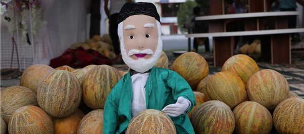 В Бухаре проходит фестиваль Праздник дыни – карантинные меры соблюдены В Бухаре проходит фестиваль Праздник дыни – карантинные меры соблюдены - Sputnik Узбекистан