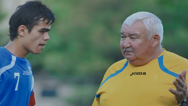 Остон Урунов и его первый профессиональный тренер Тимур Алимходжаев - Sputnik Узбекистан