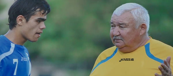 Остон Урунов и его первый профессиональный тренер Тимур Алимходжаев - Sputnik Узбекистан