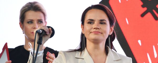 Кандидат в президенты Беларуси Светлана Тихановская во время предвыборного митинга в парке Дружбы Народов в Минске Кандидат в президенты Беларуси Светлана Тихановская во время предвыборного митинга в парке Дружбы Народов в Минске - Sputnik Ўзбекистон