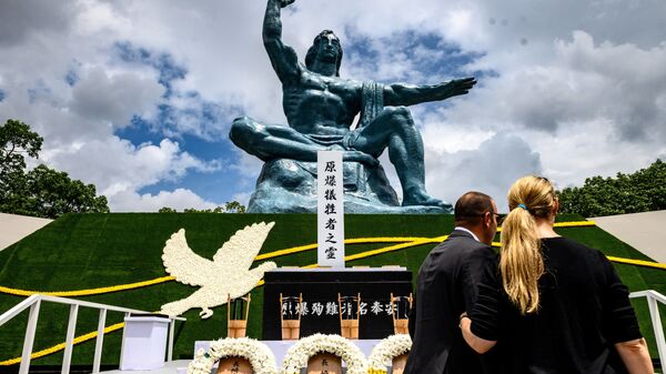 Люди в Парке мира в Нагасаки во время памятных мероприятий  - Sputnik Узбекистан