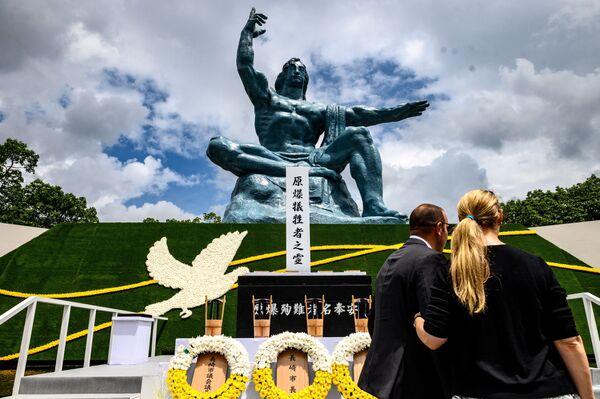 Люди в Парке мира в Нагасаки во время памятных мероприятий  - Sputnik Узбекистан
