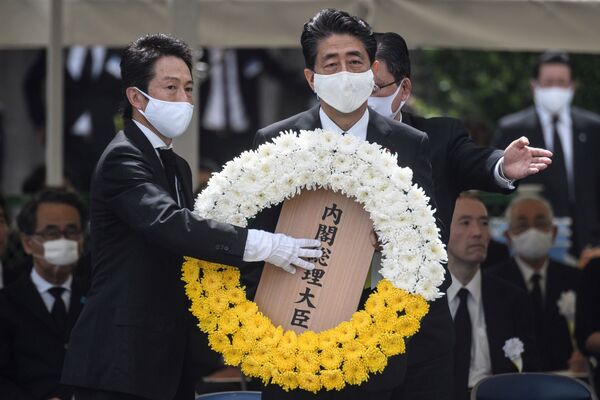 Премьер-министр Японии Синдзо Абэ во время памятных мероприятий  в Нагасаки  - Sputnik Узбекистан