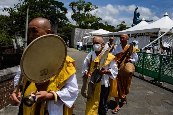 Монахи во время памятных мероприятий  в Нагасаки  - Sputnik Узбекистан