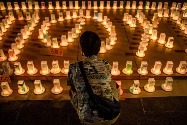 Фонари с посланиями во время памятных мероприятий в Нагасаки - Sputnik Узбекистан
