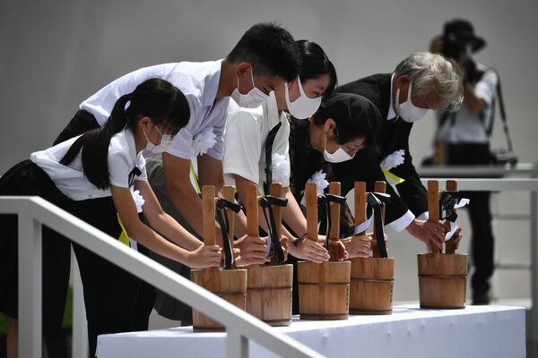  Представители жертв атомной бомбардировки во время памятных мероприятий в Нагасаки - Sputnik Узбекистан