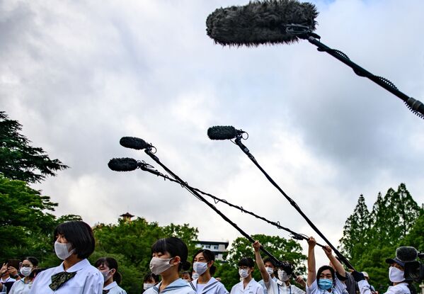 Школьники во время памятных мероприятий в Нагасаки - Sputnik Узбекистан