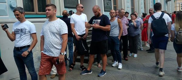 Очередь у посольства: граждане Беларуси голосуют на выборах президента в Москве Очередь у посольства: граждане Беларуси голосуют на выборах президента в Москве - Sputnik Узбекистан