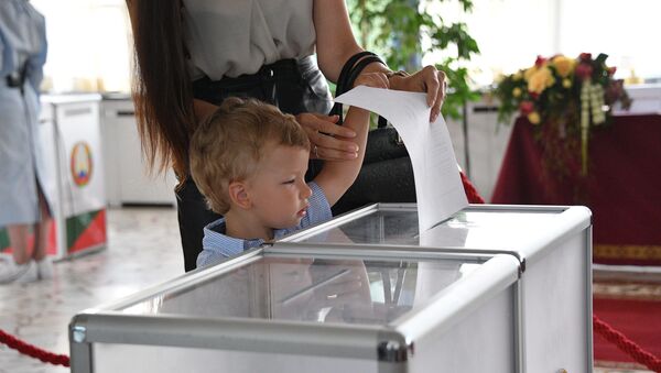Голосование на избирательном участке в Минске на выборах президента Беларуси - Sputnik Ўзбекистон