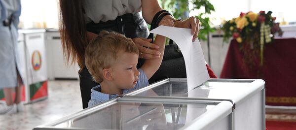 Golosovanie na izbiratelnom uchastke v Minske na viborax prezidenta Belarusi - Sputnik O‘zbekiston