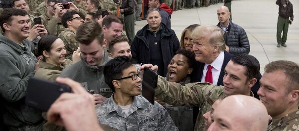 Президент США Дональд Трамп на военной авиабазе Рамштайн, Германия Президент США Дональд Трамп на военной авиабазе Рамштайн, Германия - Sputnik Ўзбекистон