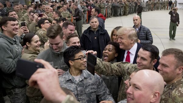 Президент США Дональд Трамп на военной авиабазе Рамштайн, Германия - Sputnik Ўзбекистон