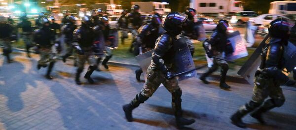 Полиция во время протестов в Минске после президентских выборов Полиция во время протестов в Минске после президентских выборов - Sputnik Узбекистан