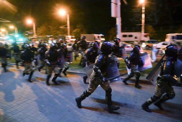 Полиция во время протестов в Минске после президентских выборов - Sputnik Узбекистан