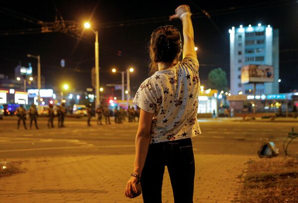 Девушка во время протестов в Минске после президентских выборов - Sputnik Узбекистан