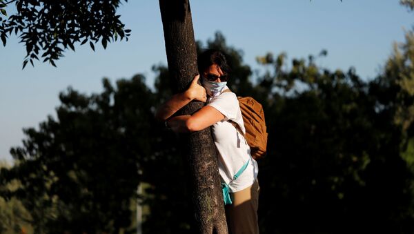Женщина обнимает дерево - Sputnik Ўзбекистон