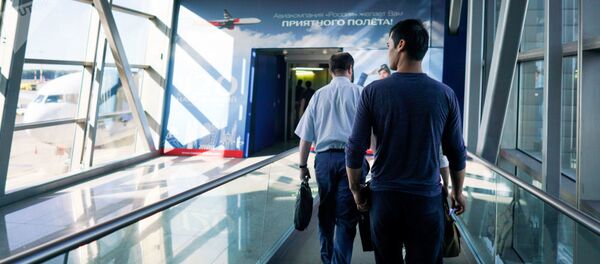 Grajdane Uzbekistana idut na posadku v terminale aeroporta Vnukovo Grajdane Uzbekistana idut na posadku v terminale aeroporta Vnukovo - Sputnik O‘zbekiston