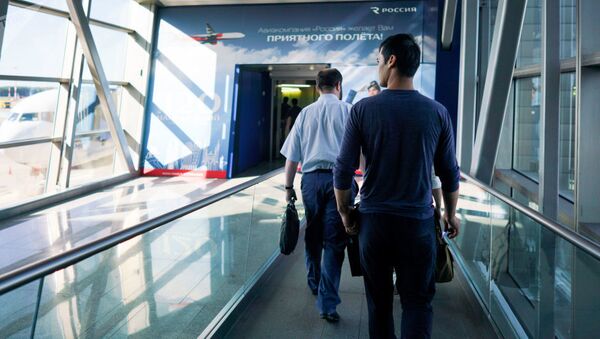 Граждане Узбекистана идут на посадку в терминале аэропорта Внуково  - Sputnik Ўзбекистон