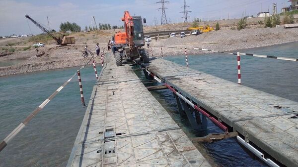Строительство временного моста в Наманганской области  - Sputnik Узбекистан