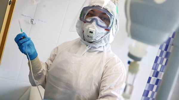 Сотрудник инфекционного корпуса, где лечат пациентов с COVID-19 - Sputnik Узбекистан