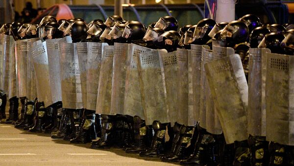 Бойцы ОМОНа на акции протеста сторонников оппозиции в Минске - Sputnik Ўзбекистон