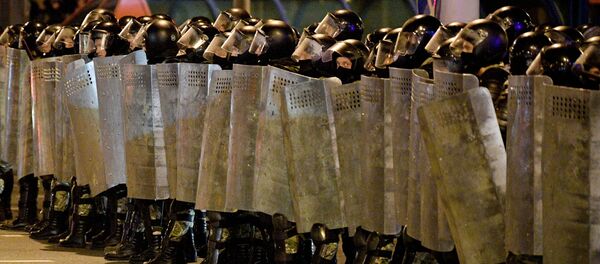 Бойцы ОМОНа на акции протеста сторонников оппозиции в Минске Бойцы ОМОНа на акции протеста сторонников оппозиции в Минске - Sputnik Ўзбекистон