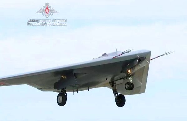 Новейший ударный беспилотник Охотник совершил первый совместный полет с Су-57 Новейший ударный беспилотник Охотник совершил первый совместный полет с Су-57 - Sputnik Узбекистан