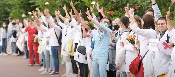 С цветами и в белом: четвертый день протестов в Беларуси - Sputnik Узбекистан