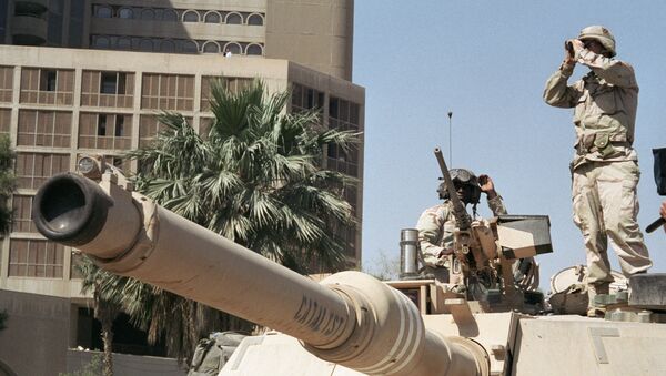 Американские солдаты наблюдают за порядком на улице Багдада - Sputnik Ўзбекистон