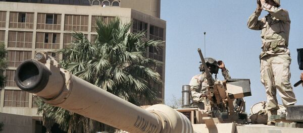 Американские солдаты наблюдают за порядком на улице Багдада Американские солдаты наблюдают за порядком на улице Багдада - Sputnik Ўзбекистон