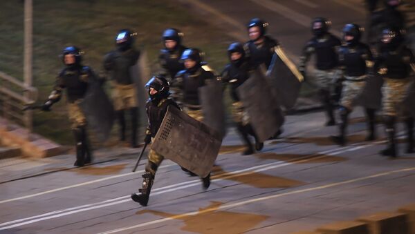 Сотрудники правоохранительных органов во время акции протеста в Минске - Sputnik Ўзбекистон