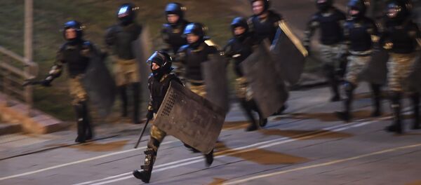 Сотрудники правоохранительных органов во время акции протеста в Минске Сотрудники правоохранительных органов во время акции протеста в Минске - Sputnik Ўзбекистон