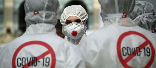 Uchastniki vistavki vserossiyskogo foruma Zdorovye natsii — osnova prosvetaniya Rossii  vo vremya demonstratsii zashitnix kostumov v Moskve  - Sputnik O‘zbekiston