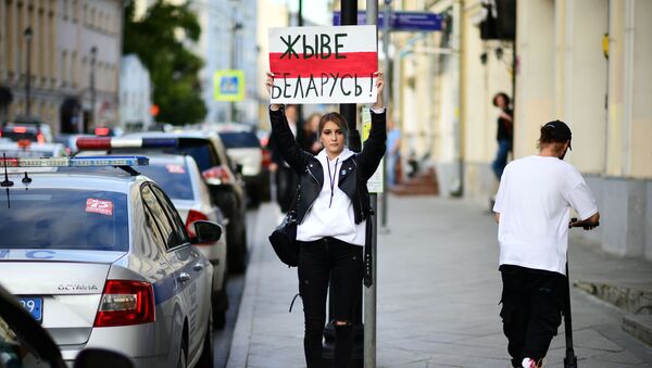 Девушка с плакатом Живе Беларусь! у посольства Белоруссии в Москве - Sputnik Узбекистан
