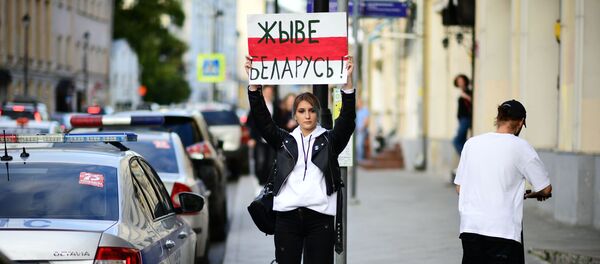 Девушка с плакатом Живе Беларусь! у посольства Белоруссии в Москве - Sputnik Узбекистан