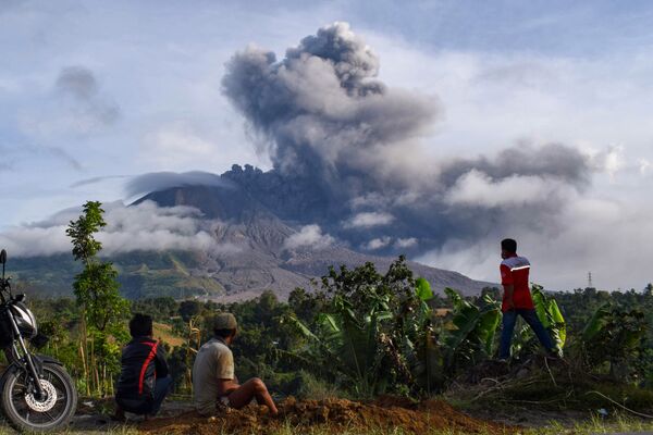 Sumatra, Sinabung vulqoni otilishi.  - Sputnik O‘zbekiston