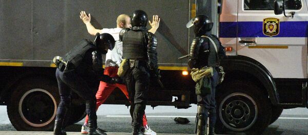 Сотрудники правоохранительных органов задерживают участника акции протеста в Минске Сотрудники правоохранительных органов задерживают участника акции протеста в Минске - Sputnik Узбекистан