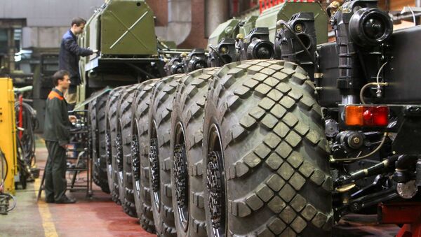 Рабочие Минского завода колесных тягачей в цехе по производству специальных колесных шасси - Sputnik Узбекистан