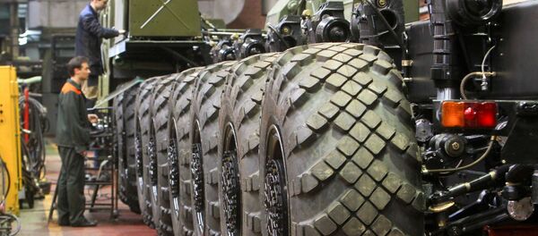 Рабочие Минского завода колесных тягачей в цехе по производству специальных колесных шасси - Sputnik Узбекистан