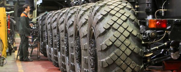 Рабочие Минского завода колесных тягачей в цехе по производству специальных колесных шасси - Sputnik Узбекистан