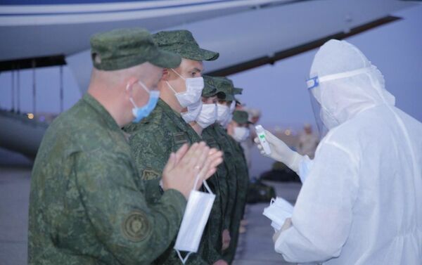 Военнослужащим из России и Белоруссии измеряют температуру тела пирометром - Sputnik Узбекистан