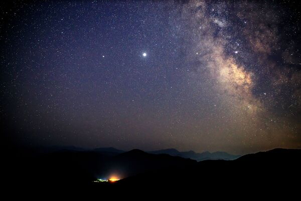 Звездное небо во время метеорного потока Персеиды - Sputnik Узбекистан