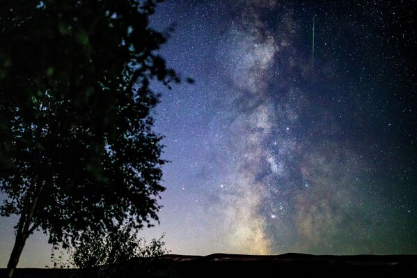 Звездное небо во время метеорного потока Персеиды - Sputnik Узбекистан