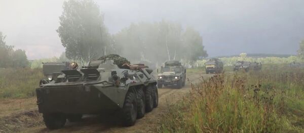 Сквозь дым и дождь: учения армий ЦВО Сквозь дым и дождь: учения армий ЦВО - Sputnik Узбекистан