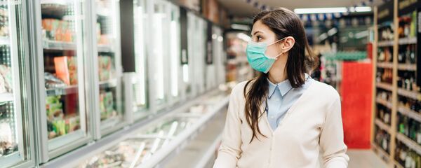 Pokupatelnitsa v maske i perchatkax v produktovom magazine - Sputnik O‘zbekiston