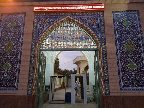 Первый коллективный намаз в мечетях Узбекистана после карантина - Sputnik Узбекистан